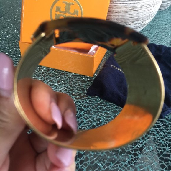 Tory Burch gold and tortoise shell cuff bracelet - Picture 3 of 7